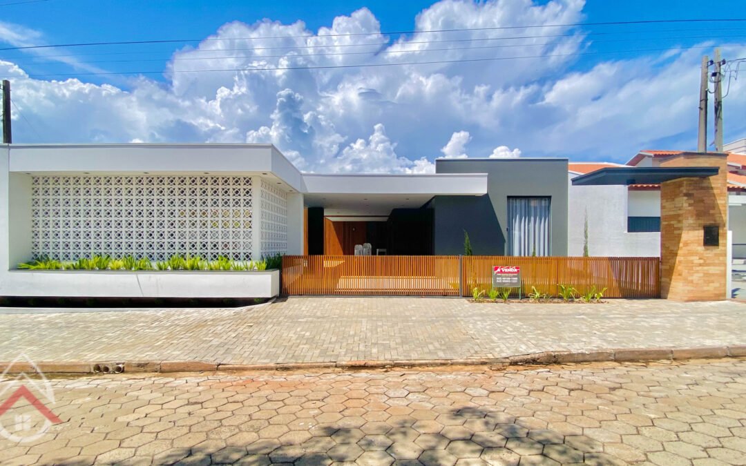 Casa com piscina de alvenaria e chopeira na área gourmet